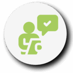 Persona con una tabla en las manos haciendo check en tono verde y fondo blanco