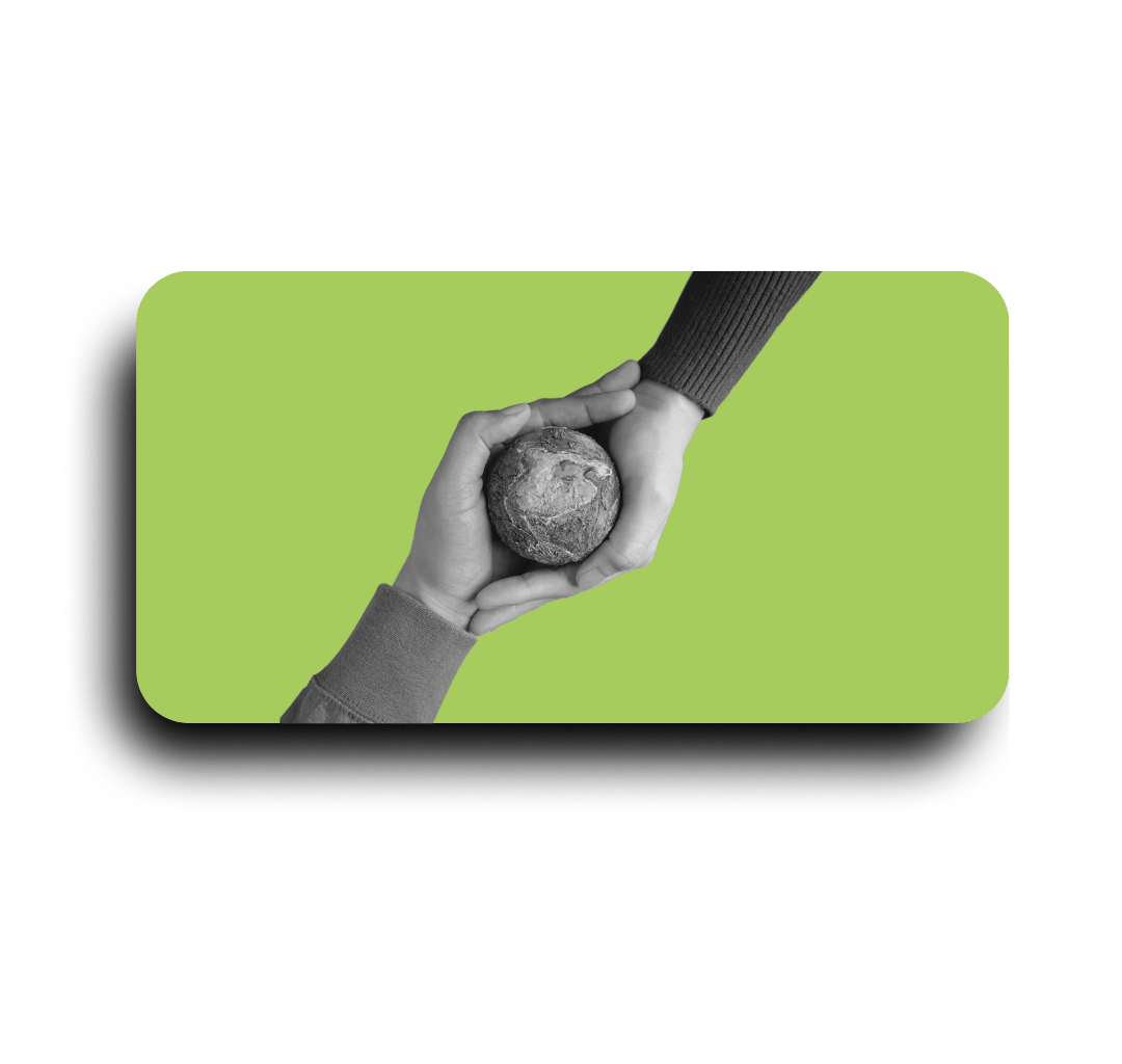 Dos manos tomando un mundo entre ellas en blando y negro con fondo verde. 